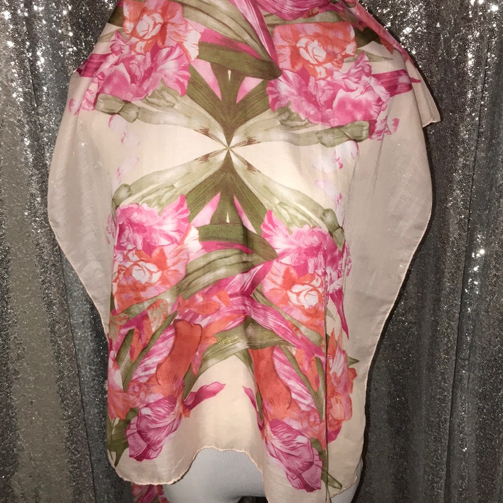 Floral Scarf 🧣🌺 - Picture 3 of 4